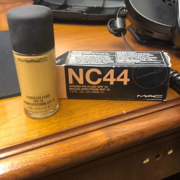 MAC Studio Fix Fluid - Picture 2 of 4
